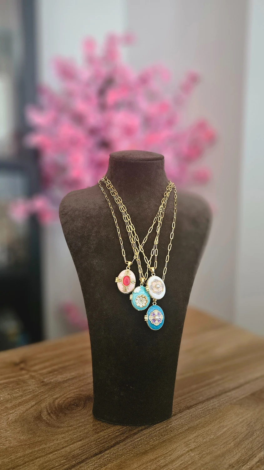 Ocean Bloom – Turkuaz Çiçek Motifli Madalyon Altın Renginde Kolye