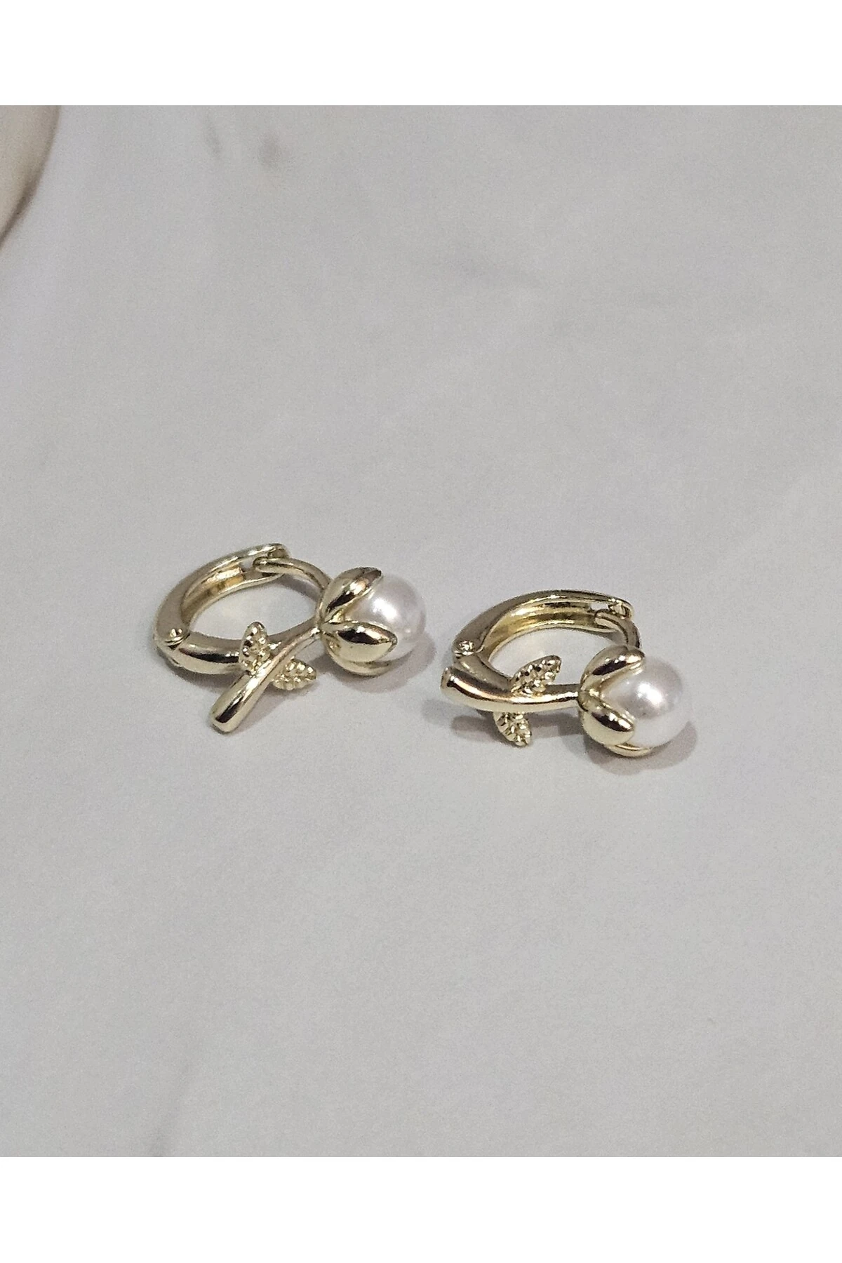 2’li Kararmayan Çelik Küpe Seti – Altın Renk, Çiçek Motifli İnci & Taşlı Tasarım