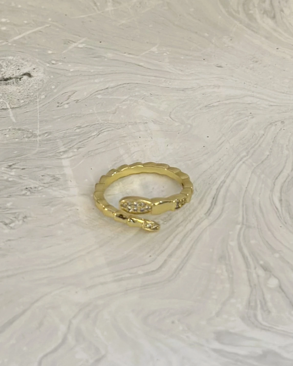 Serpent Shine – Ayarlanabilir Taş Detaylı Yılan Yüzük