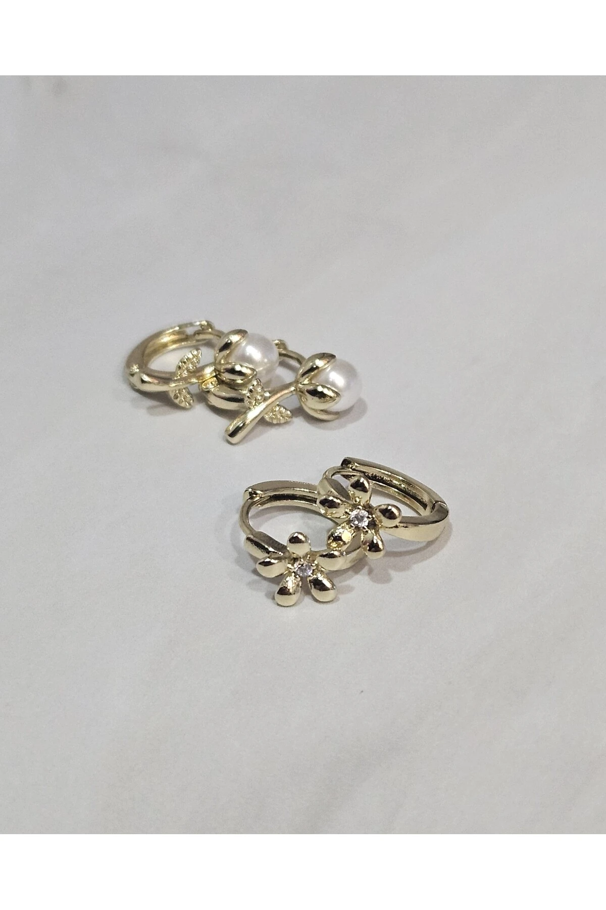 2’li Kararmayan Çelik Küpe Seti – Altın Renk, Çiçek Motifli İnci & Taşlı Tasarım