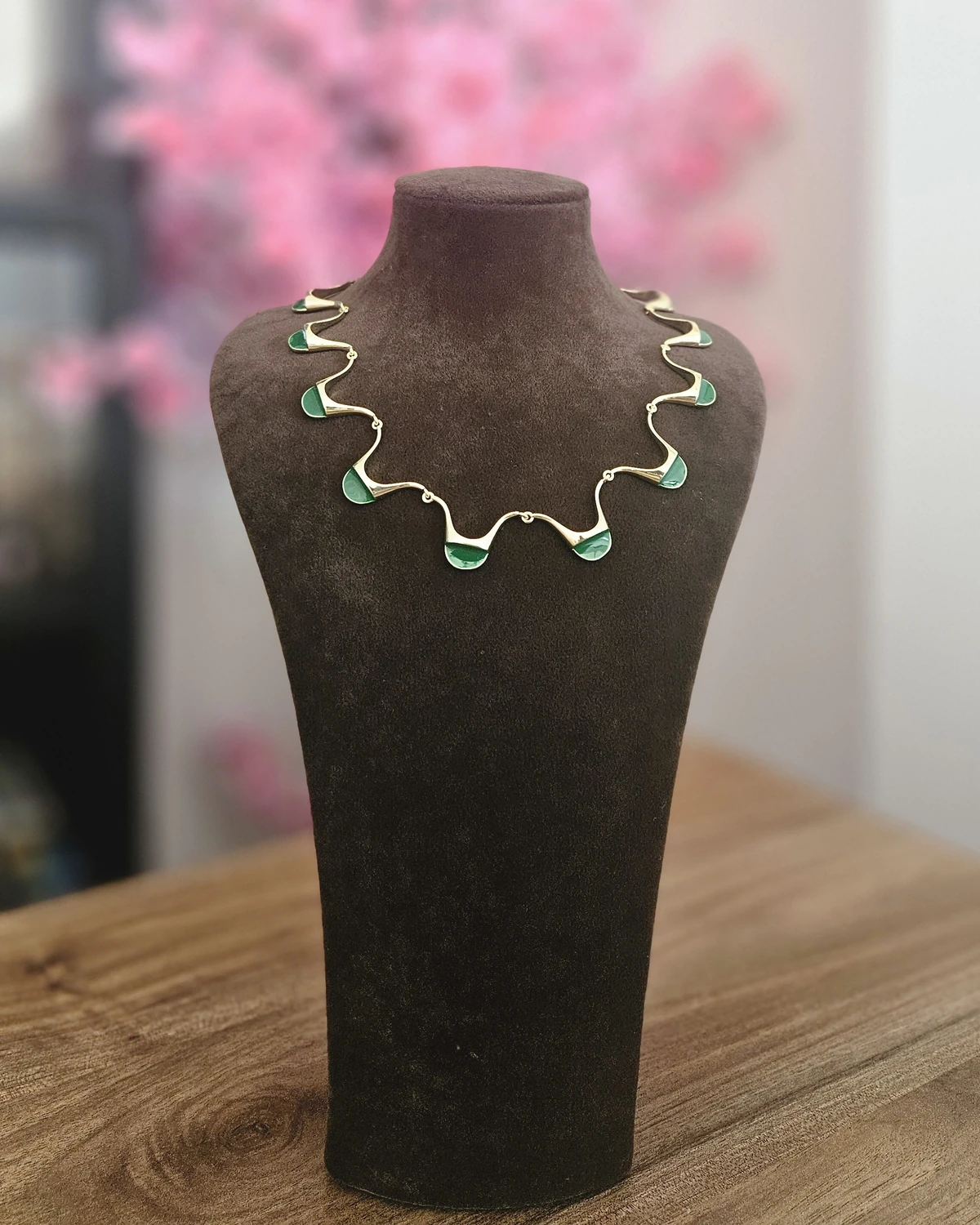 Emerald Wave – Yeşil Dalga Formlu Altın Renginde Kolye