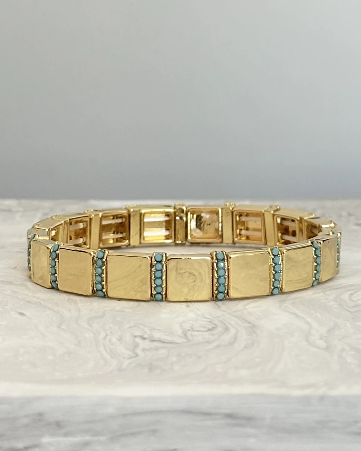 Turquoise Luxe – Turkuaz Taşlı Gold Kelepçe Bileklik