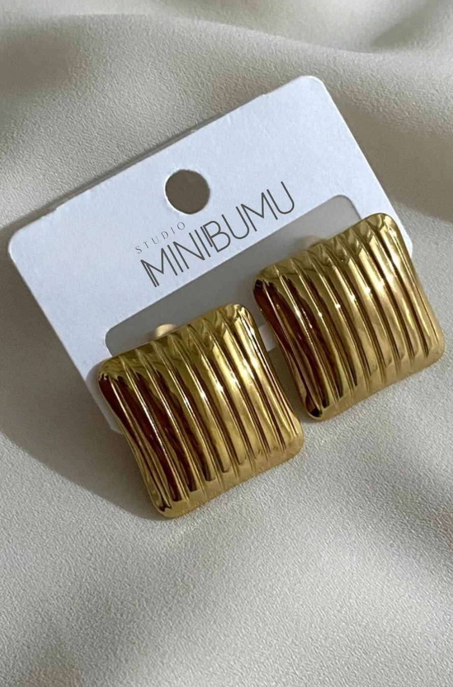 Kare Plaka Kararmaz Çelik Altın Renkli Küpe