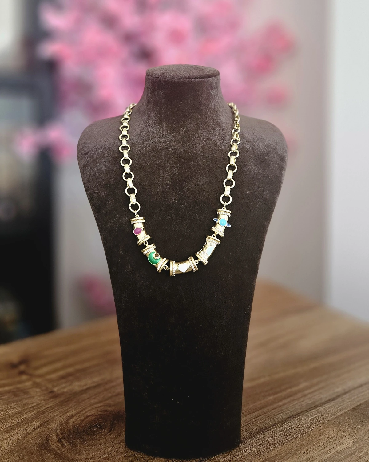 Chakra Harmony – Renkli Taşlı Zincir Altın Renginde Kolye