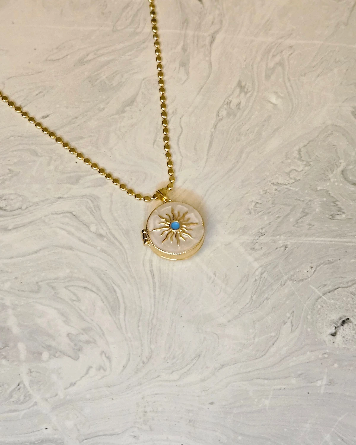 Stella – Yıldız Motifli Madalyon Altın Renginde Kolye