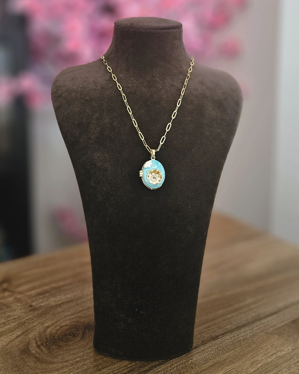 Ocean Bloom – Turkuaz Çiçek Motifli Madalyon Altın Renginde Kolye