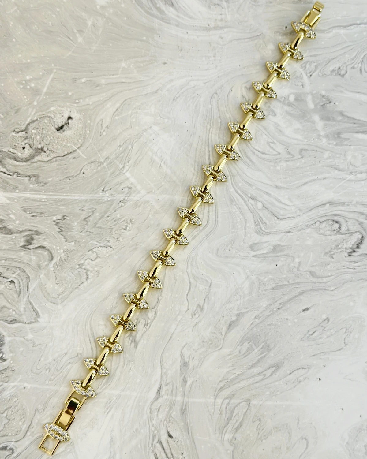 Arrow Light – Üçgen Taş Detaylı Bileklik