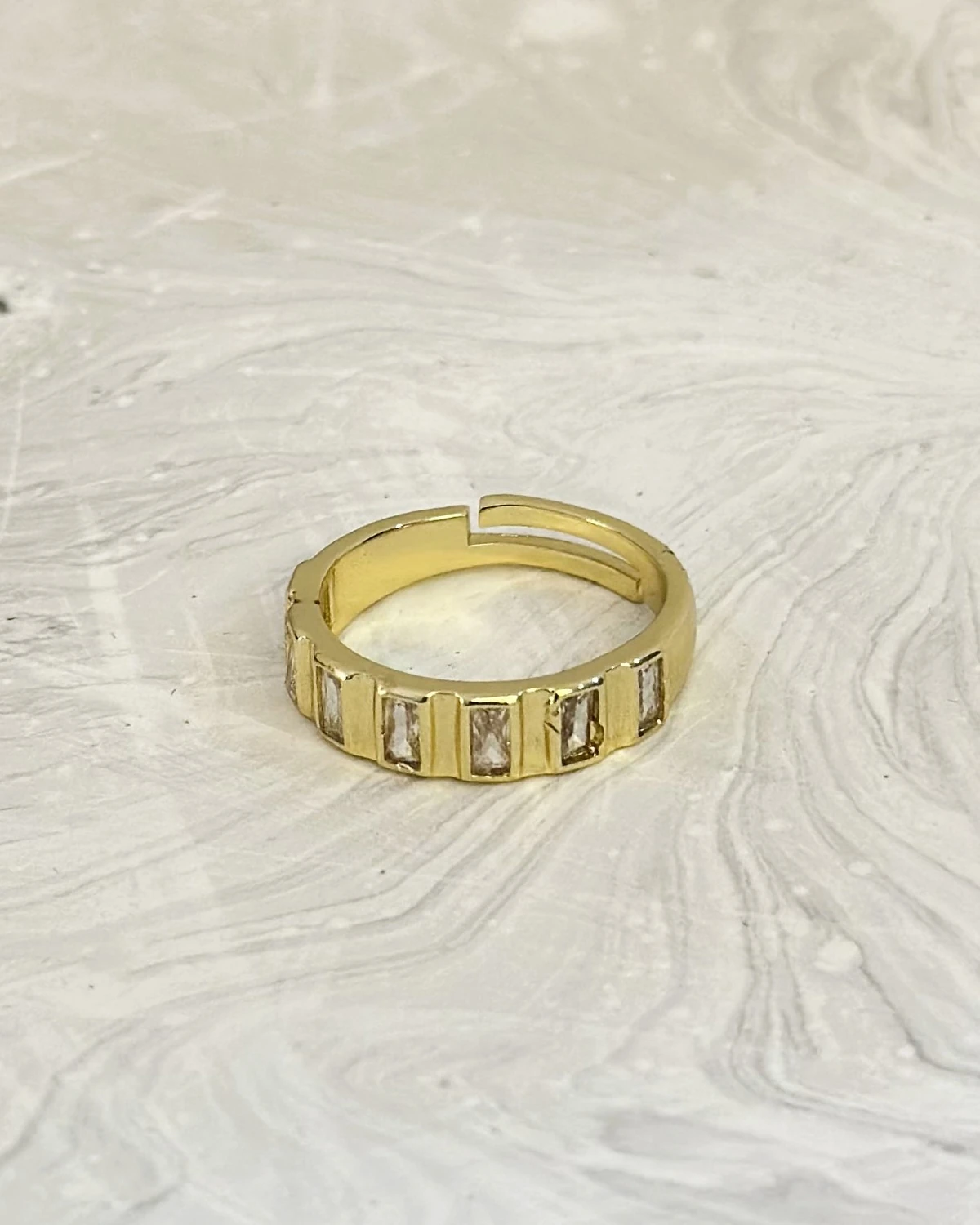 Crystal Line – Ayarlanabilir Dikdörtgen Taş Sıralı Yüzük