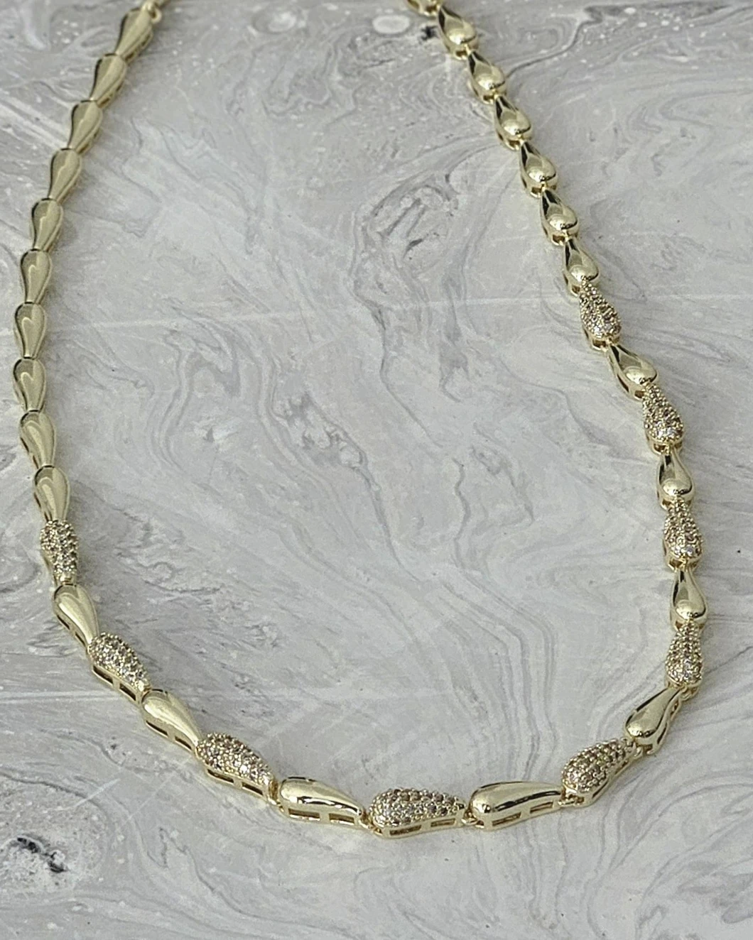 Radiant Bold – Kalın Damla Taşlı Statement Kolye