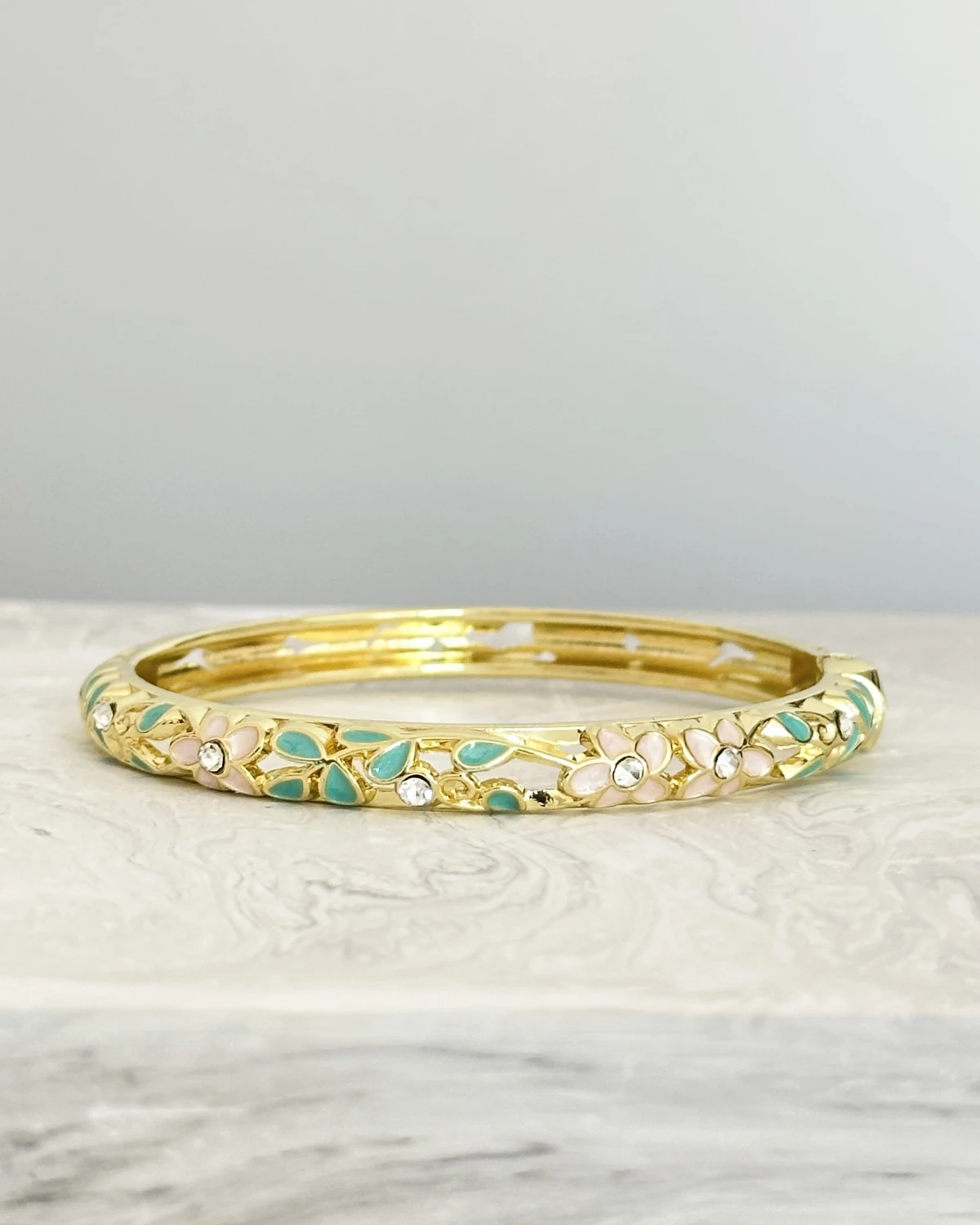 Blooming Charm – Çiçek Motifli Kelepçe Bileklik