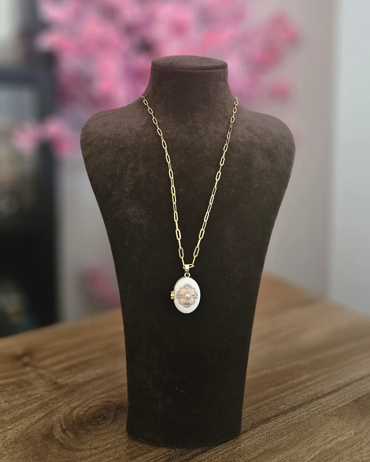 Pearl Bloom – İncili Çiçek Motifli Madalyon Altın Renginde Kolye