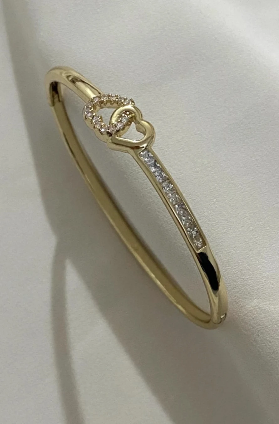 TAŞLI KALP KARARMAZ ÇELİK ALTIN RENKLİ KELEPÇE