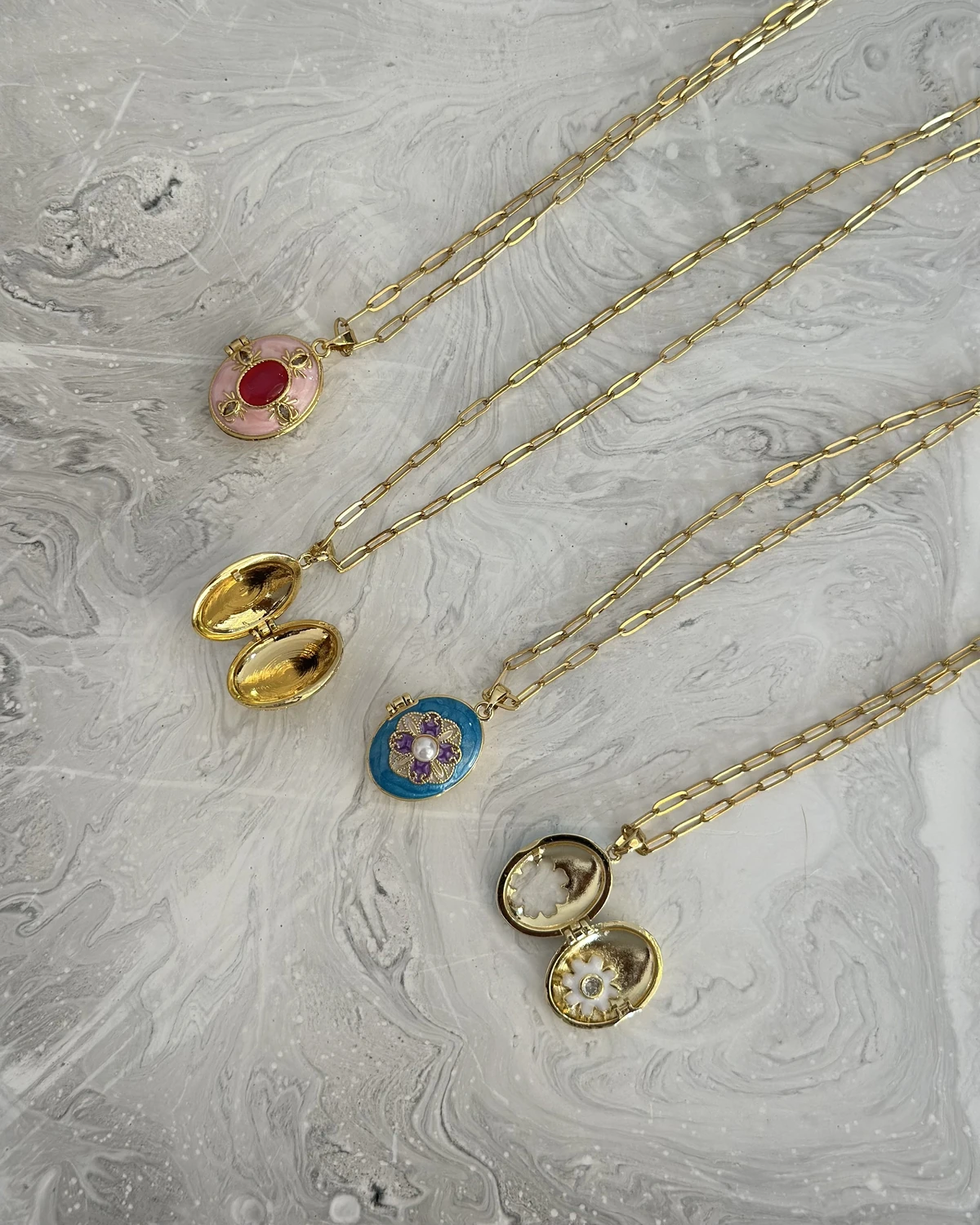 Rosé Glow – Pembe Taş Detaylı Madalyon Altın Renginde Kolye