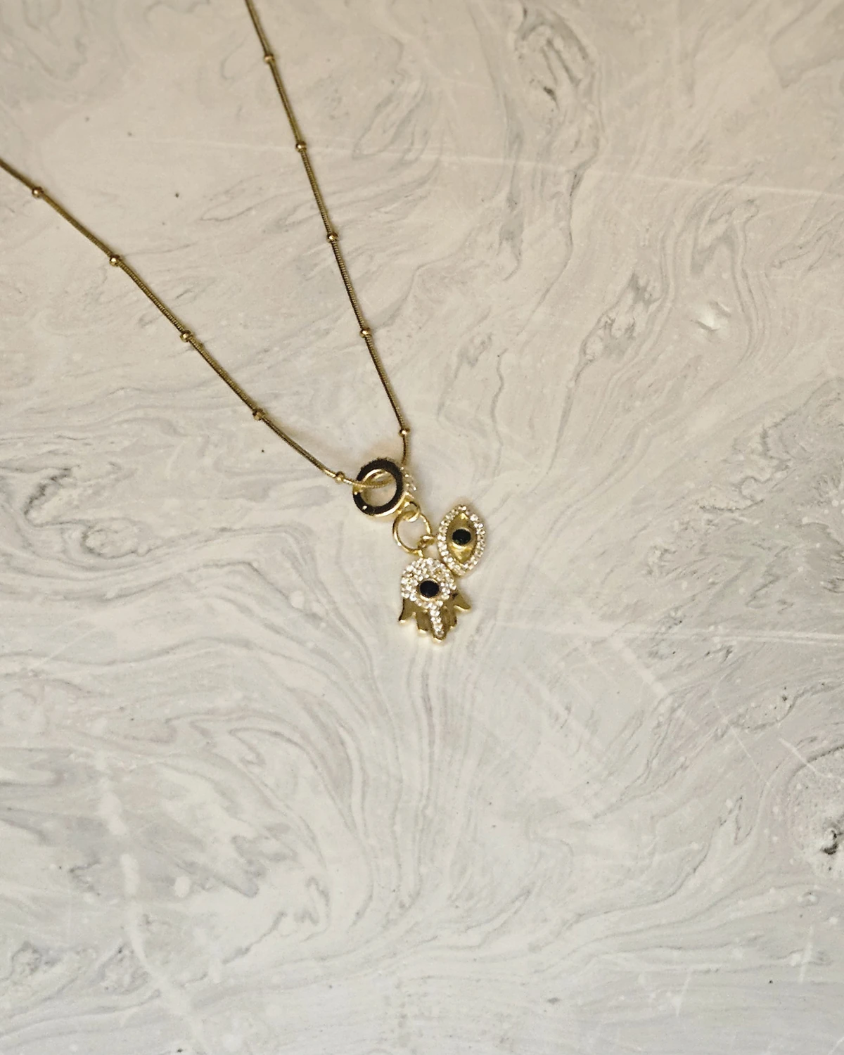 Evil Eye & Hamsa – Nazar Boncuğu ve Fatima’nın Eli Motifli Altın Renk Kolye