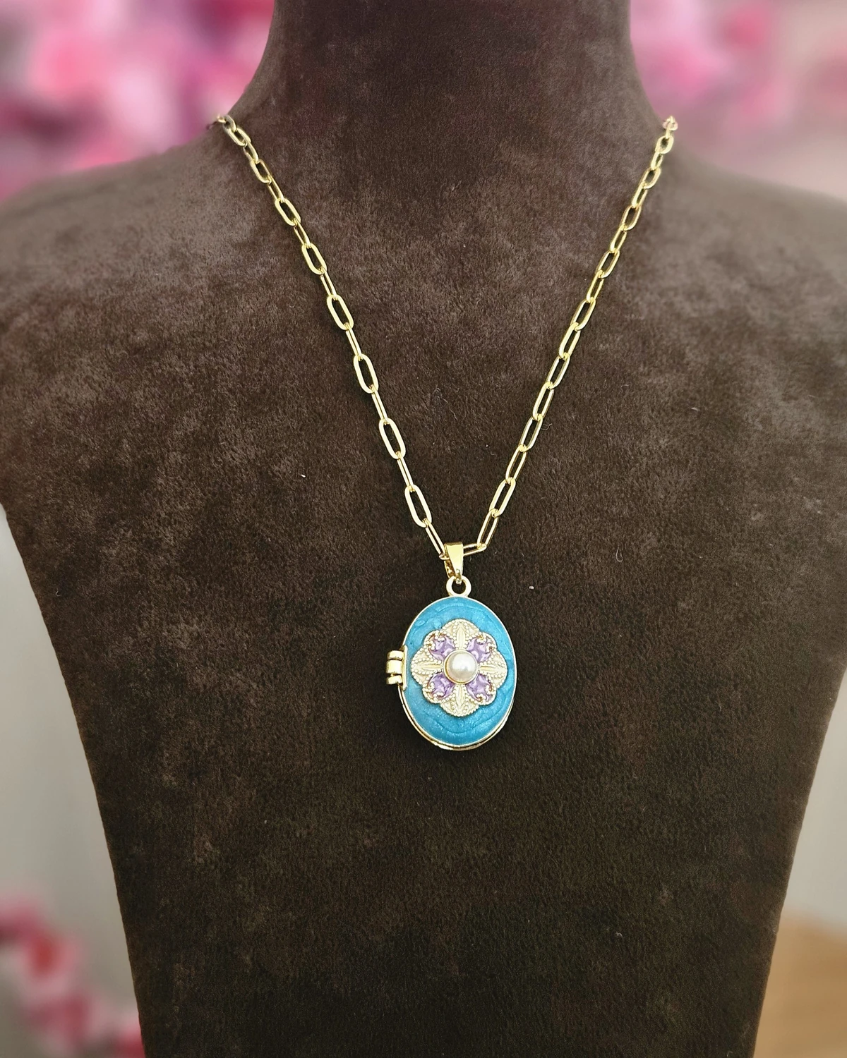 Blue Bloom – Mor Çiçek Motifli Madalyon Altın Renginde Kolye
