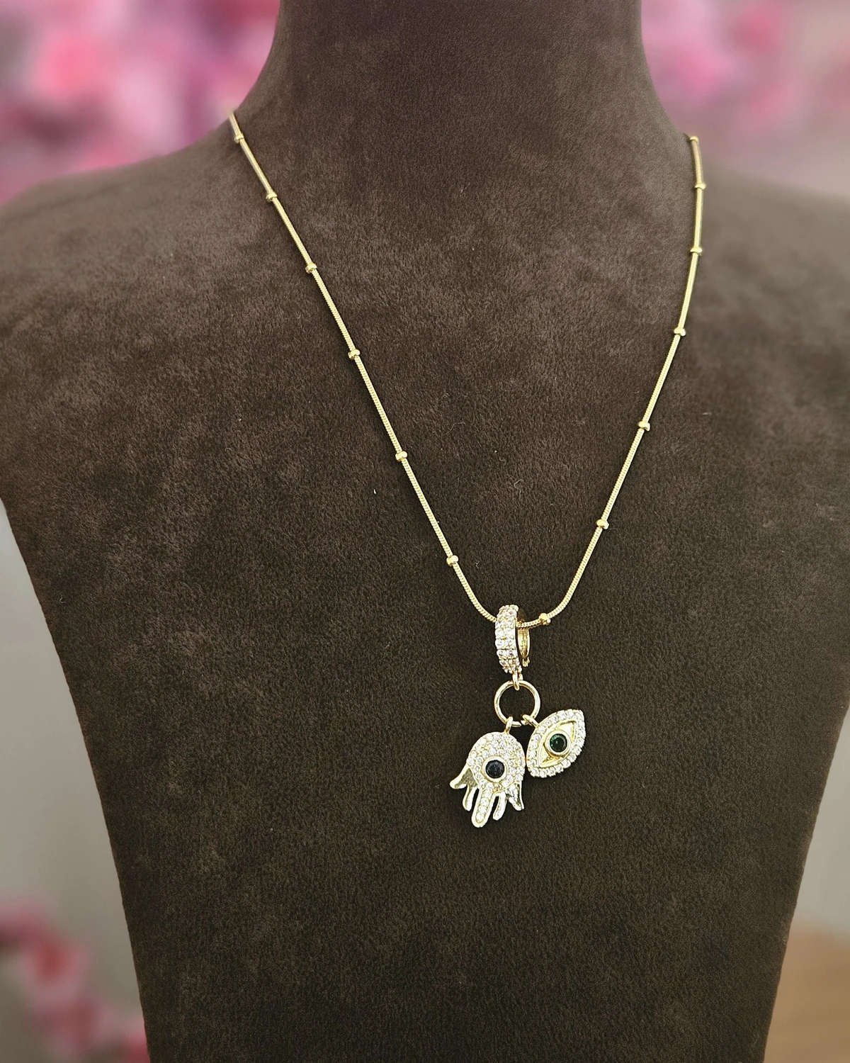 Evil Eye & Hamsa – Nazar Boncuğu ve Fatima’nın Eli Motifli Altın Renk Kolye