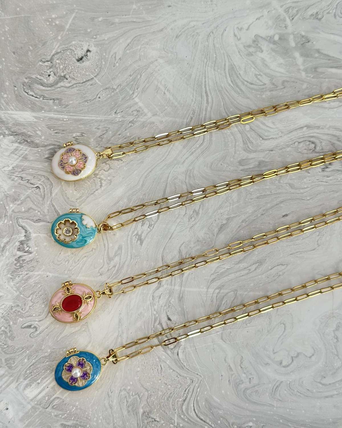 Rosé Glow – Pembe Taş Detaylı Madalyon Altın Renginde Kolye