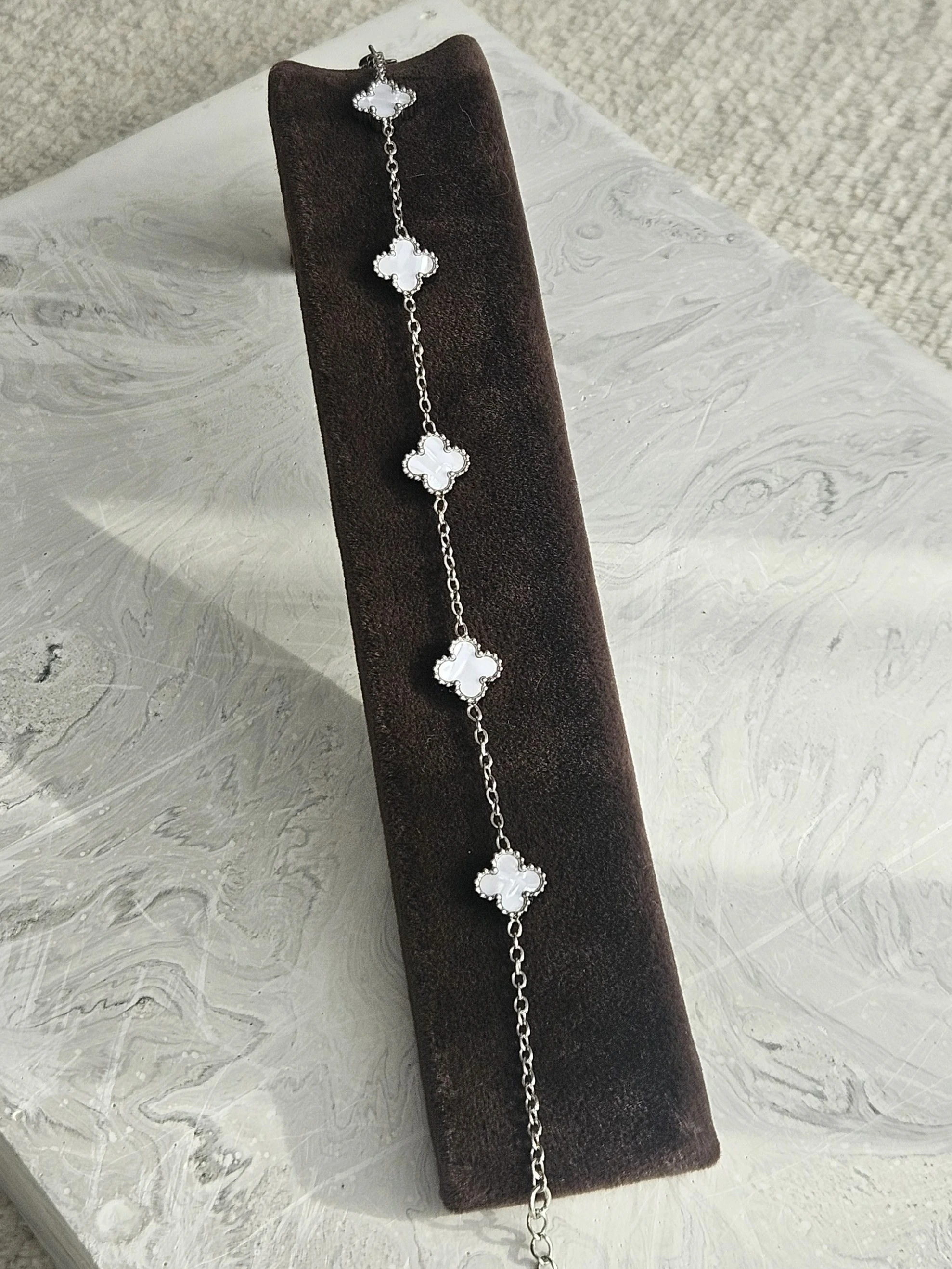 VANCLEFF MODEL MİNİ YONCALI KARARMAZ ÇELİK BEYAZ RENKLİ BİLEKLİK