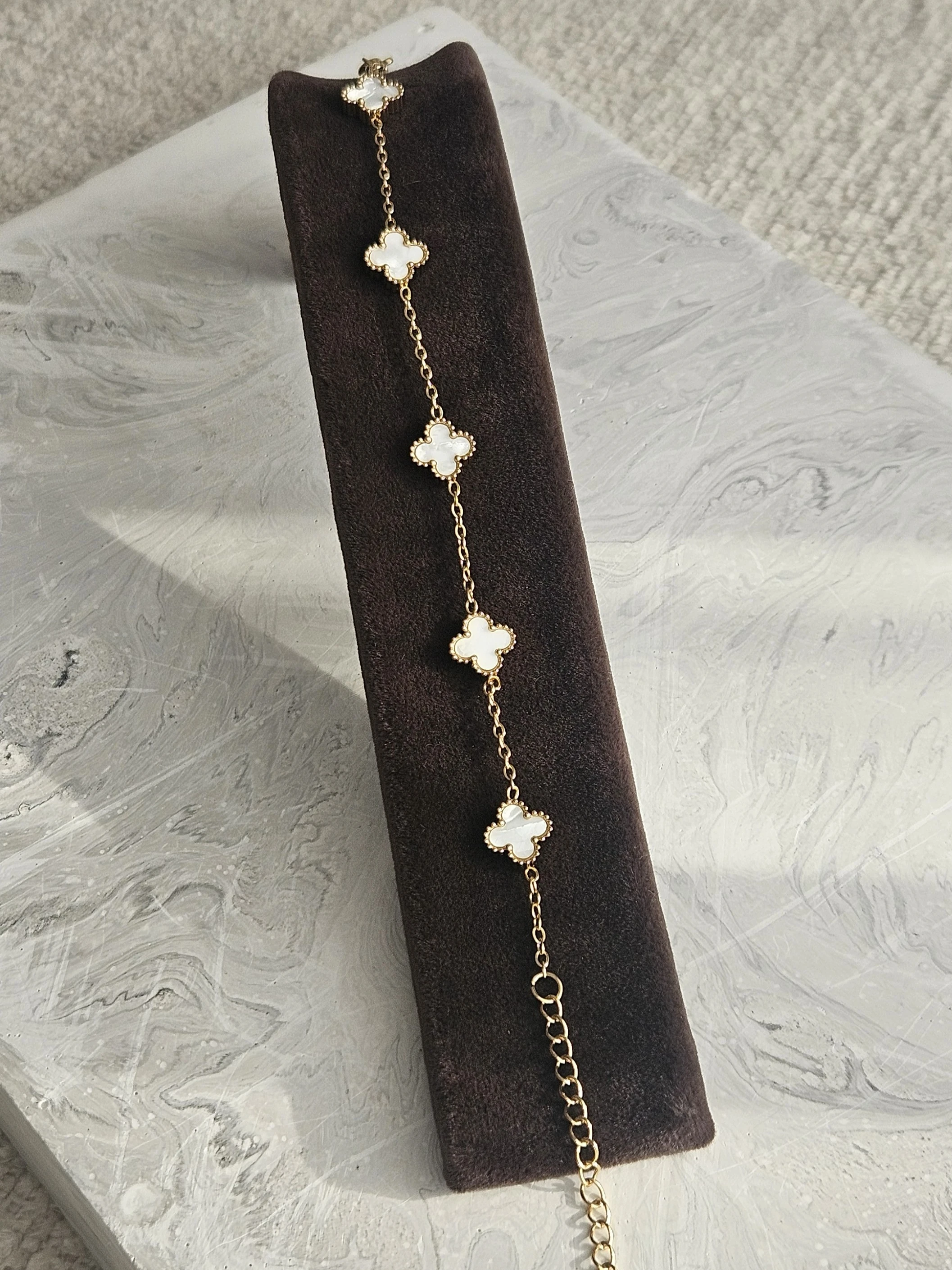 VANCLEFF MODEL MİNİ YONCALI KARARMAZ ÇELİK BEYAZ RENKLİ BİLEKLİK