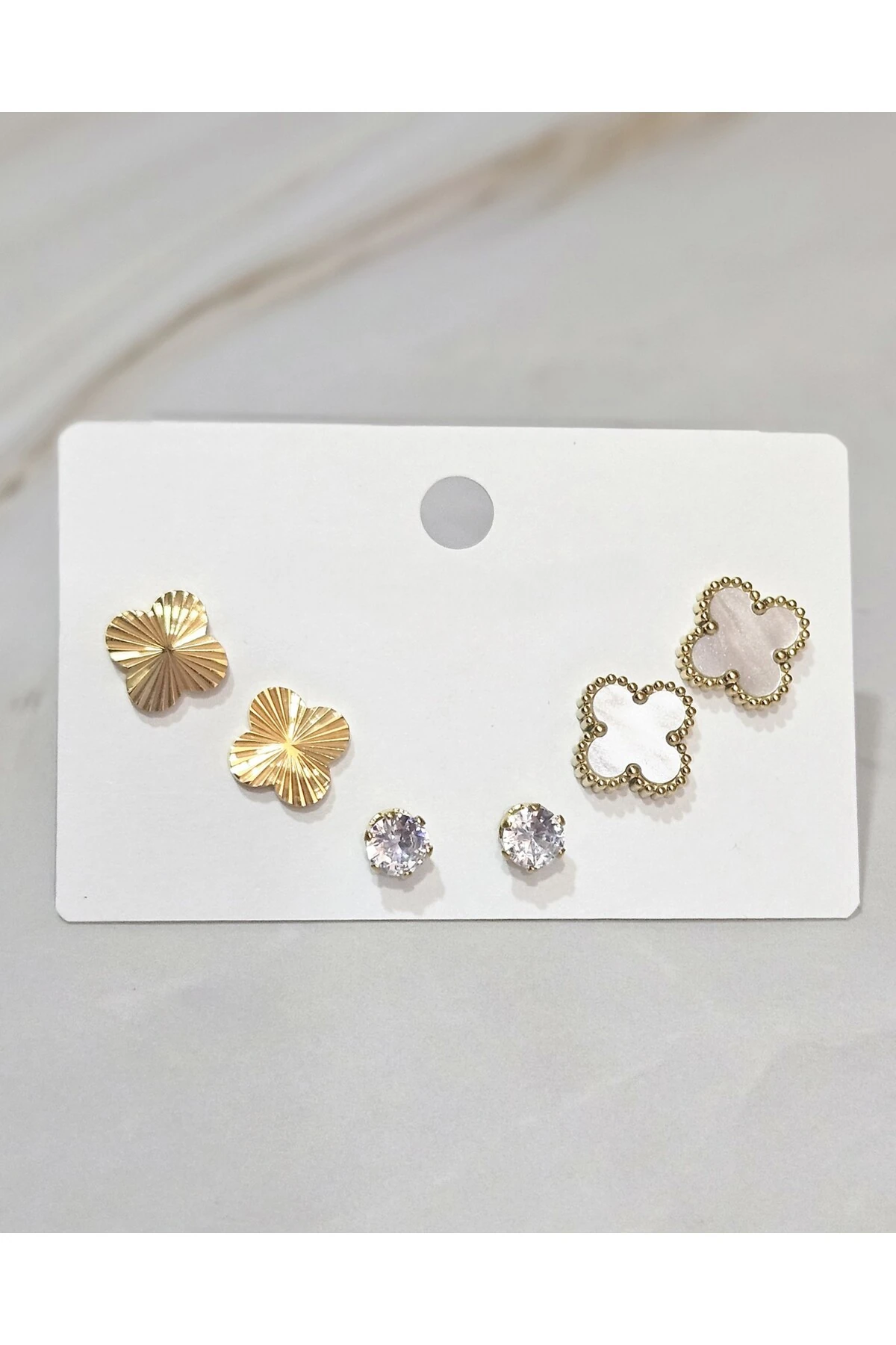 3'lü Yonca Motifli Kararmayan Çelik Küpe Seti – Altın Renk Taşlı Küpe