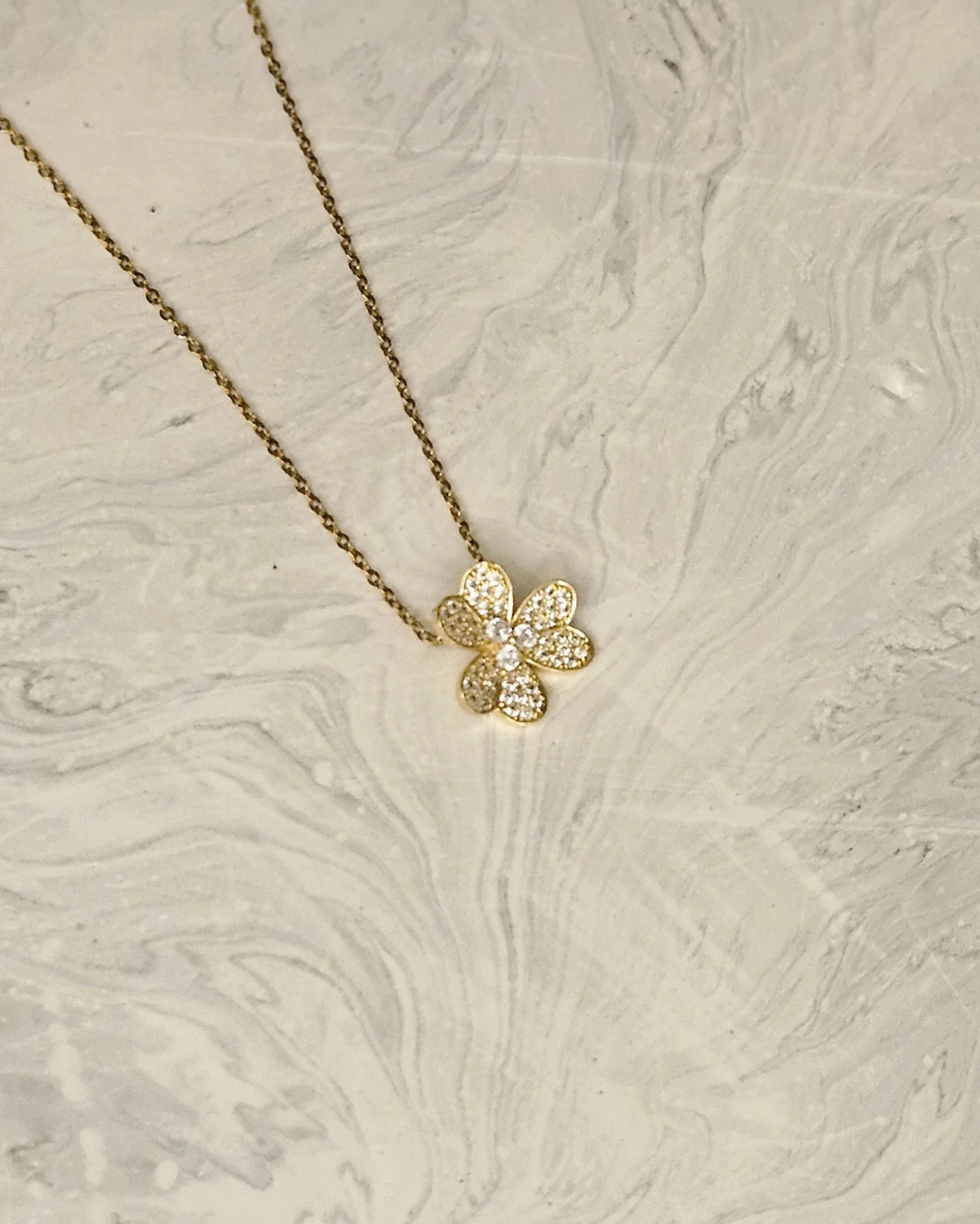 Daisy Bloom – Taşlı Yonca Motifli Kolye Altın Renginde