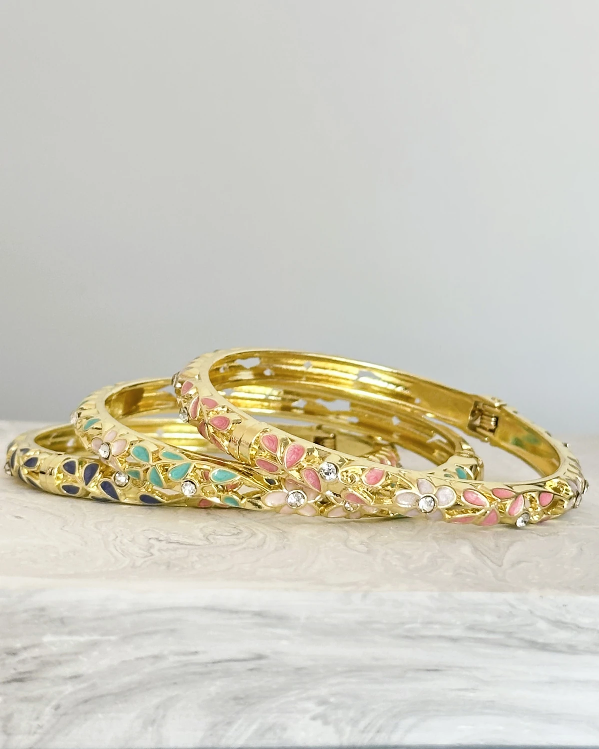 Midnight Bloom – Çiçek Motifli Kelepçe Bileklik