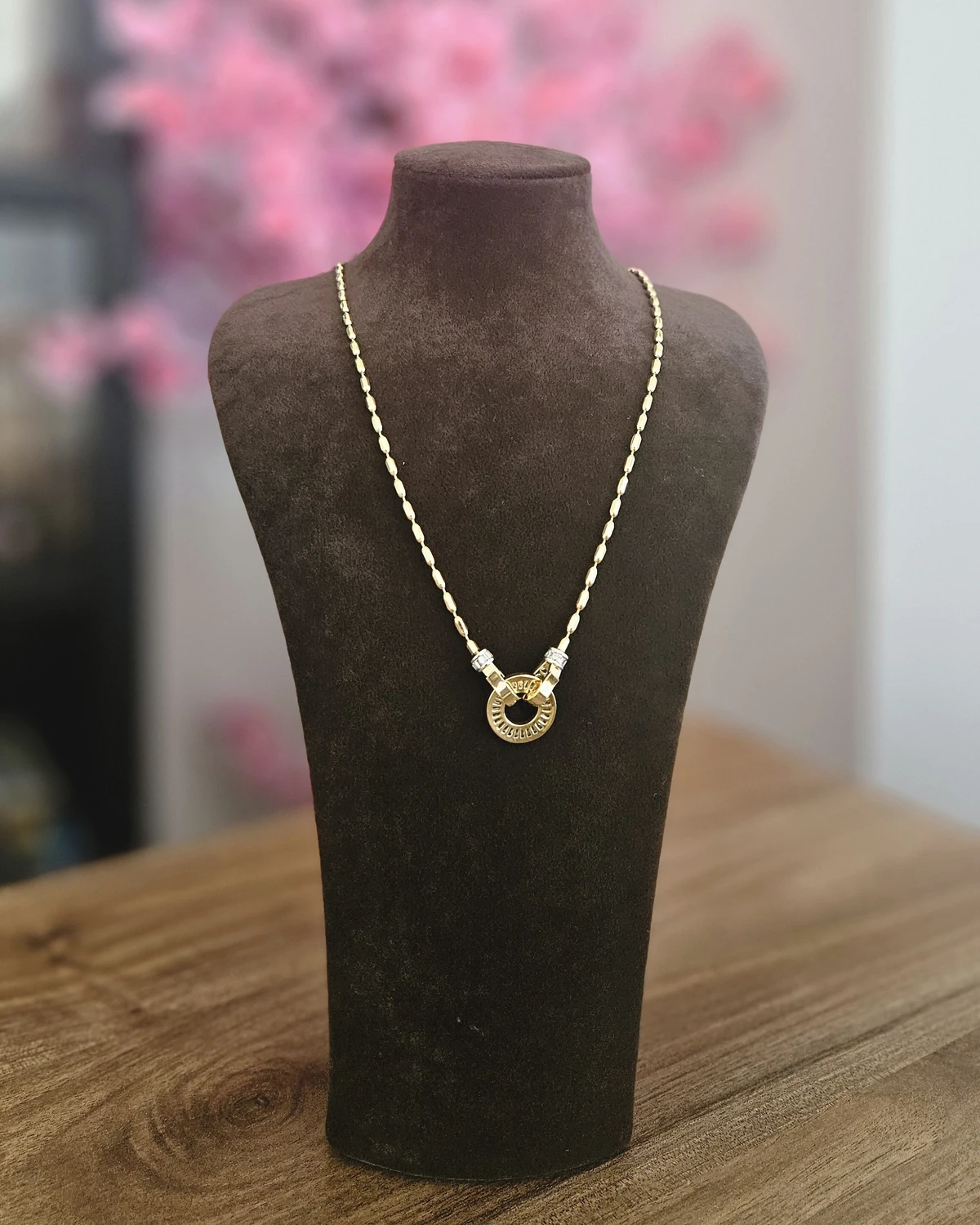 Eternal Loop – Taş Detaylı Halka Kolye