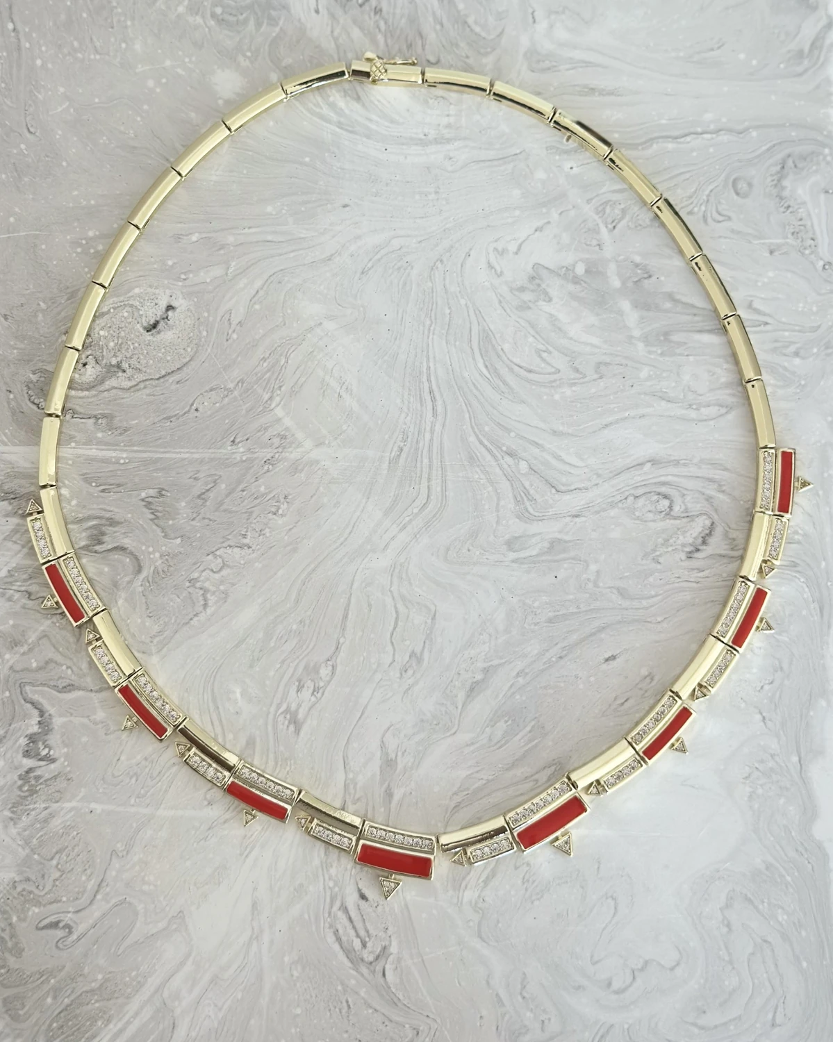 Coral Grace – Altın Renkli Dikdörtgen Taşlı Kolye