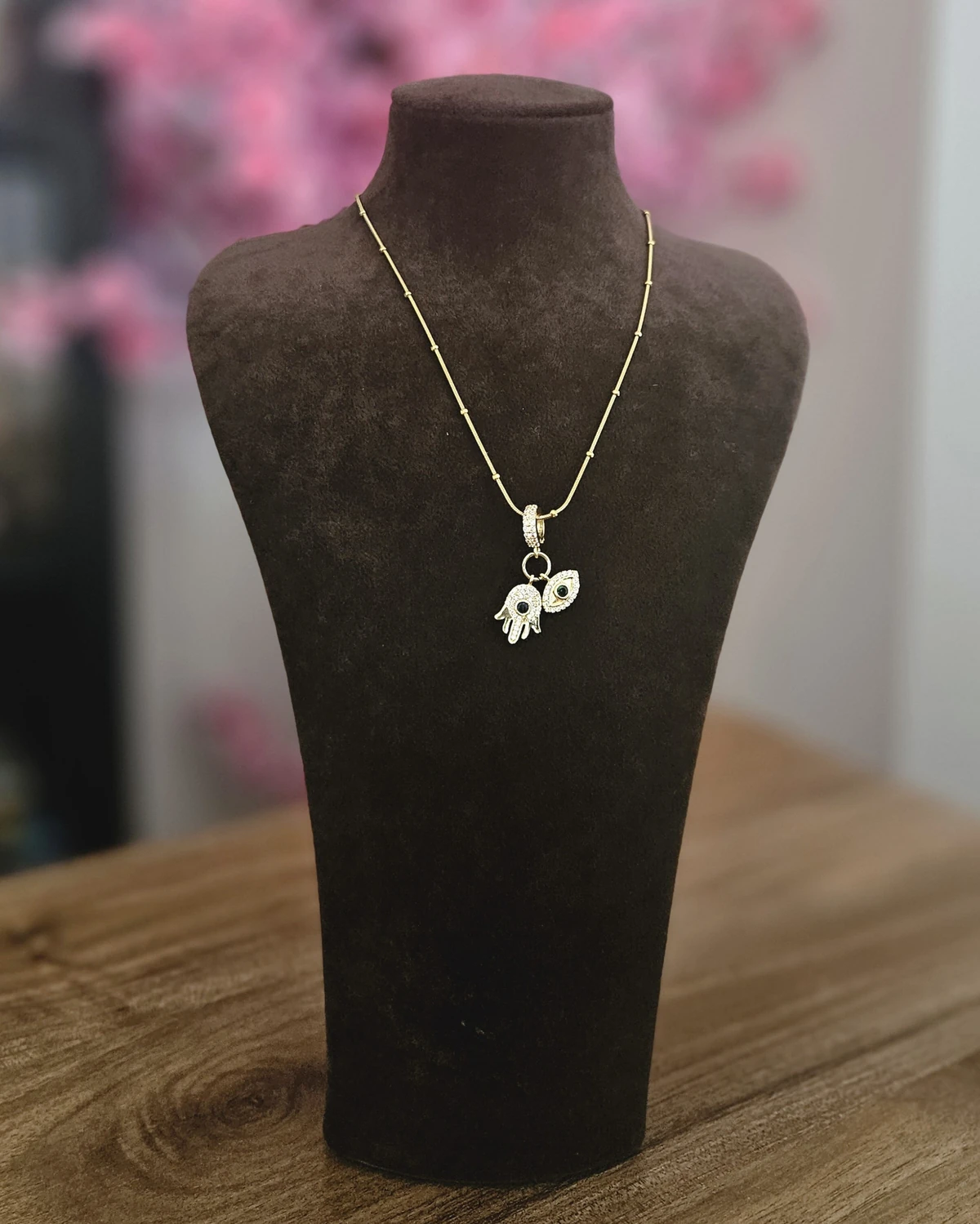 Evil Eye & Hamsa – Nazar Boncuğu ve Fatima’nın Eli Motifli Altın Renk Kolye