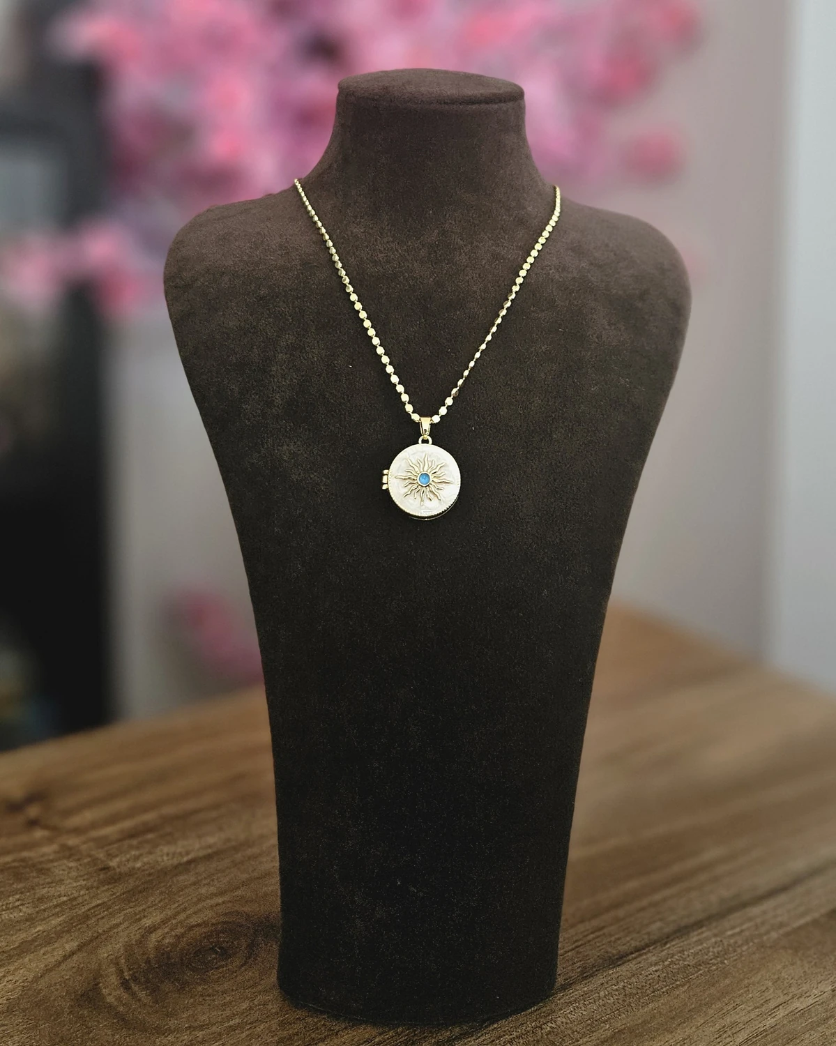 Stella – Yıldız Motifli Madalyon Altın Renginde Kolye