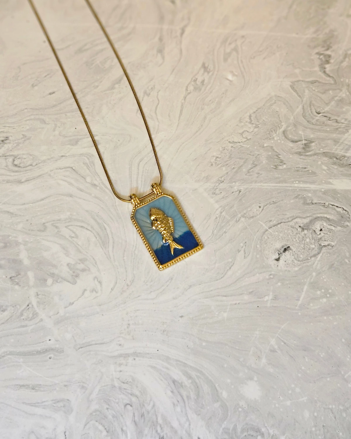 Ocean Whisper – Balık Motifli Dikdörtgen Kolye Altın Renginde