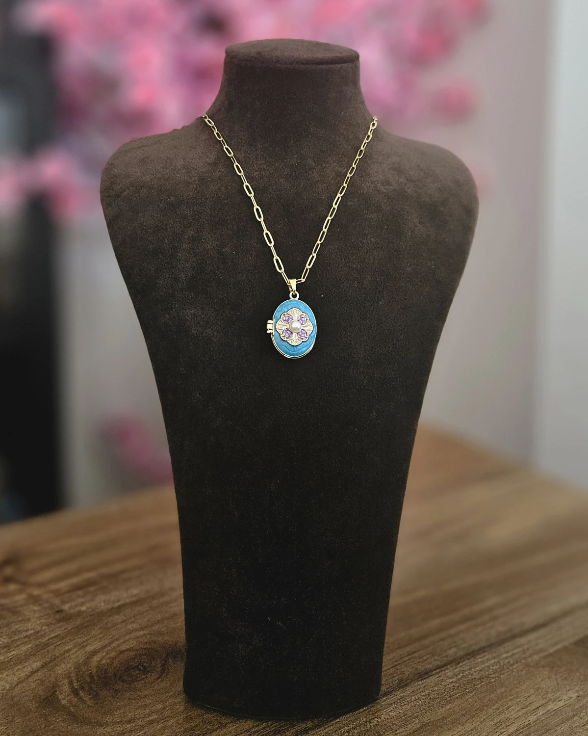 Blue Bloom – Mor Çiçek Motifli Madalyon Altın Renginde Kolye