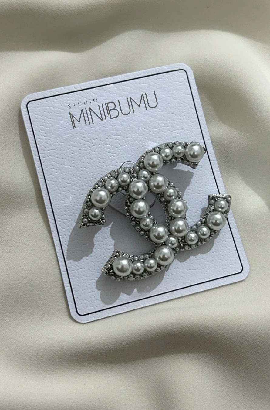 İNCİ DETAYLI CHANELL BROŞ