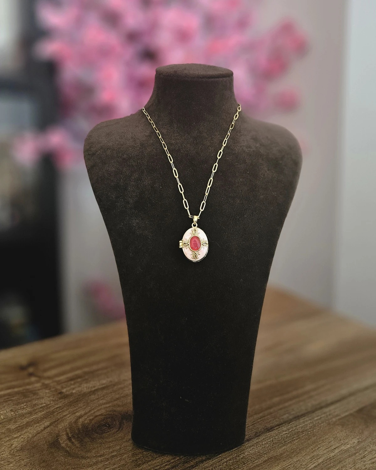 Rosé Glow – Pembe Taş Detaylı Madalyon Altın Renginde Kolye