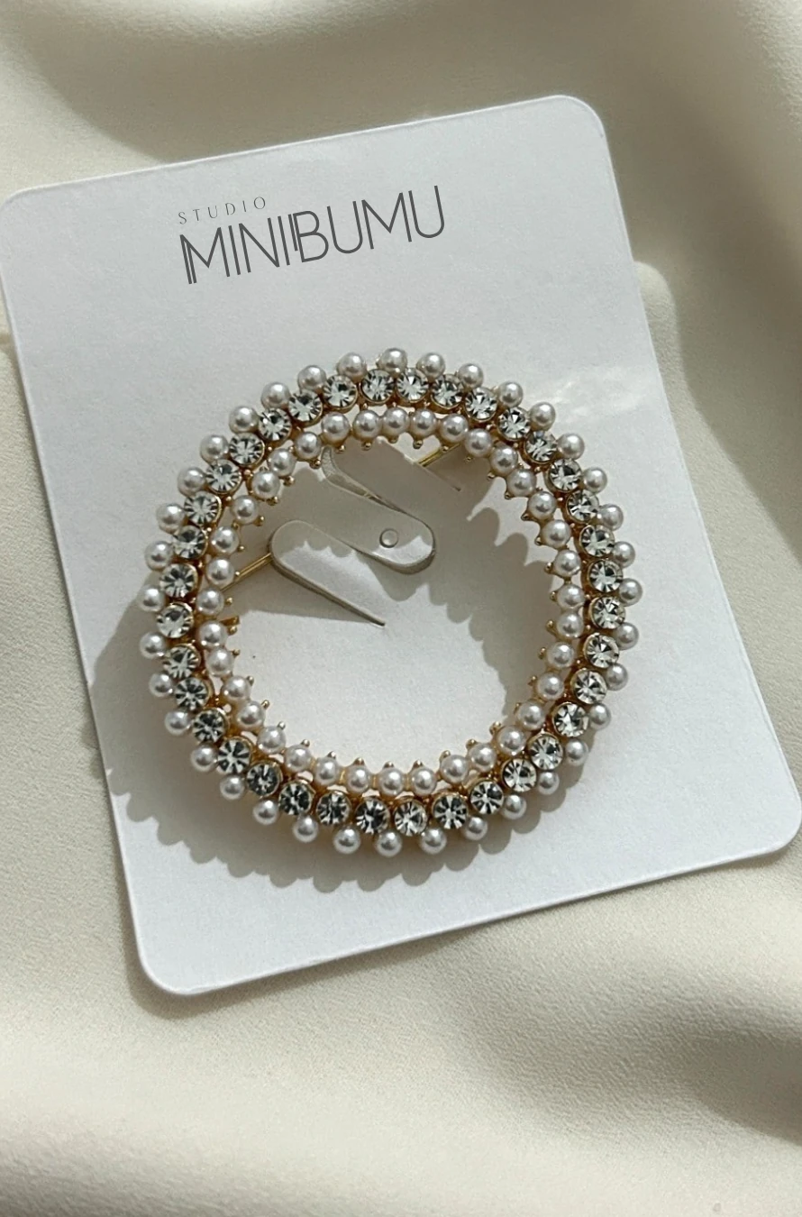 İNCİ DETAYLI YUVARLAK BROŞ