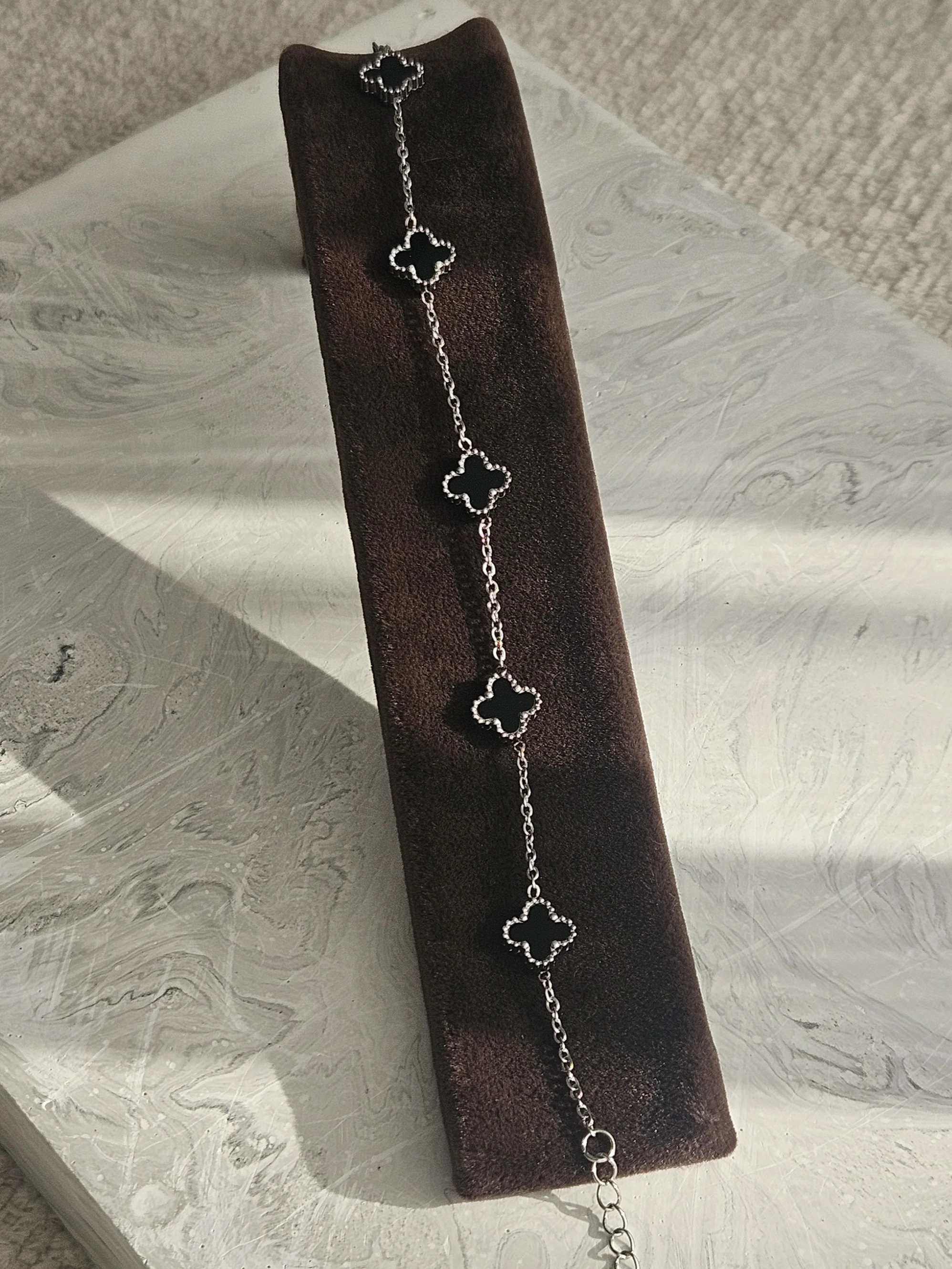 VANCLEFF MODEL MİNİ YONCALI KARARMAZ ÇELİK SİYAH RENKLİ BİLEKLİK