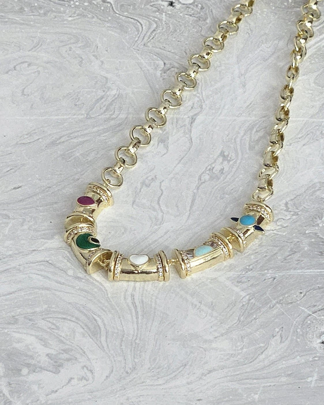 Chakra Harmony – Renkli Taşlı Zincir Altın Renginde Kolye