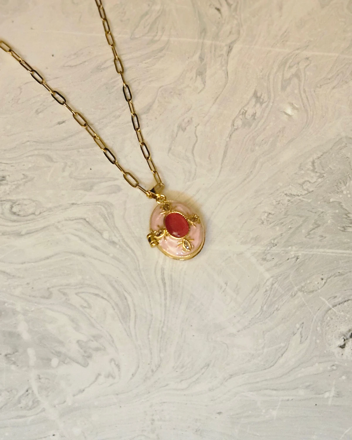 Rosé Glow – Pembe Taş Detaylı Madalyon Altın Renginde Kolye