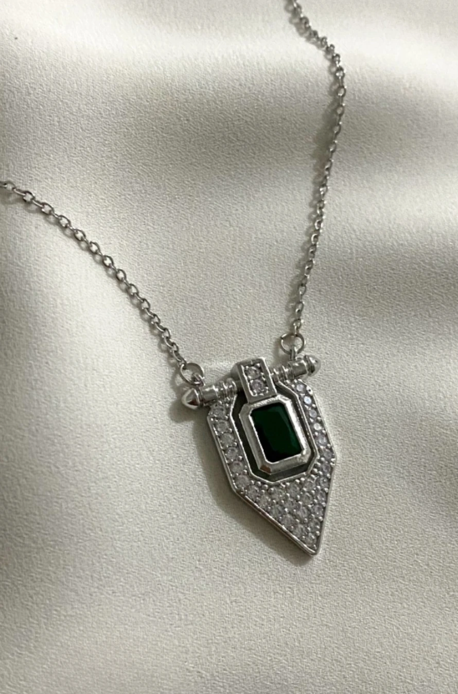 Serenay Baget Kararmaz Çelik Gümüş Renkli Kolye Yeşil Taşlı