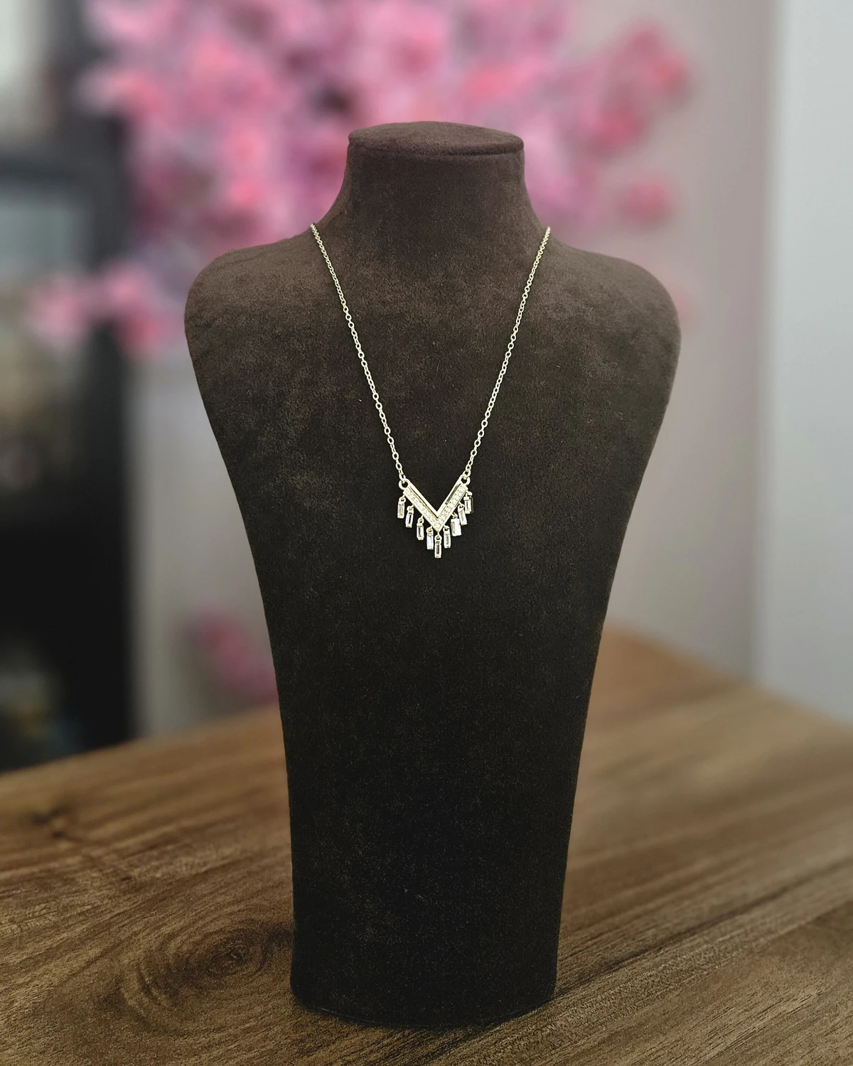 Goddess Edge – Geometrik Detaylı Altın Rengi Kolye