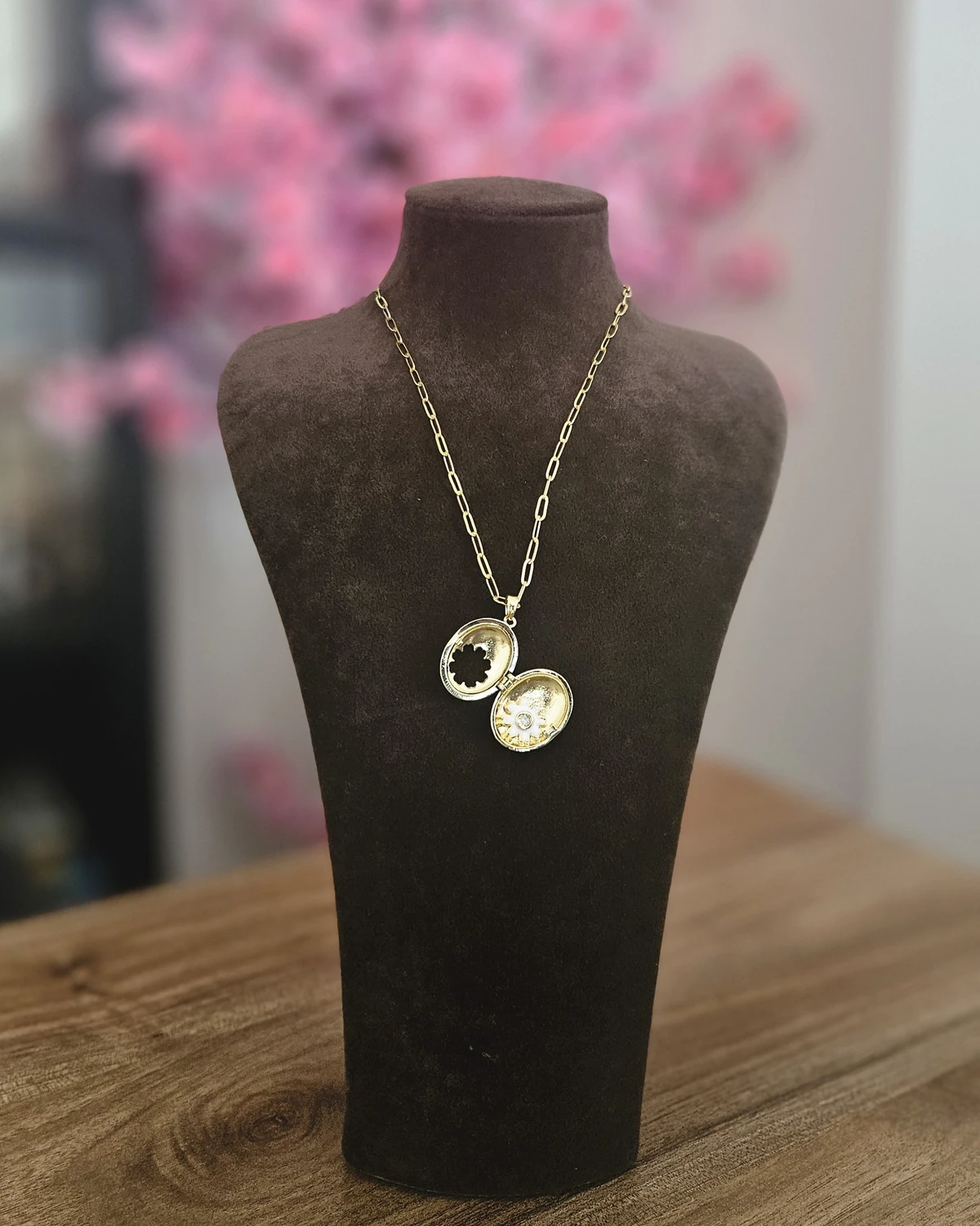 Ocean Bloom – Turkuaz Çiçek Motifli Madalyon Altın Renginde Kolye