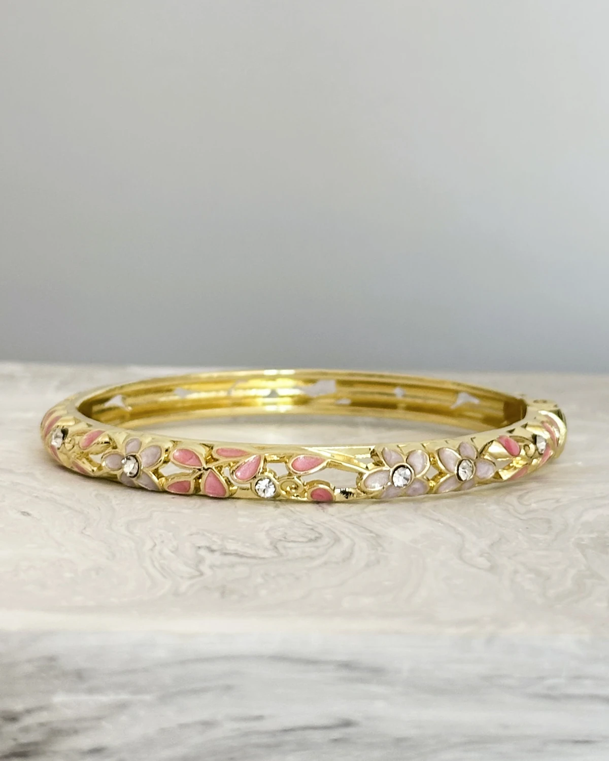 Blush Bloom – Pembe Çiçek Motifli Kelepçe Bileklik