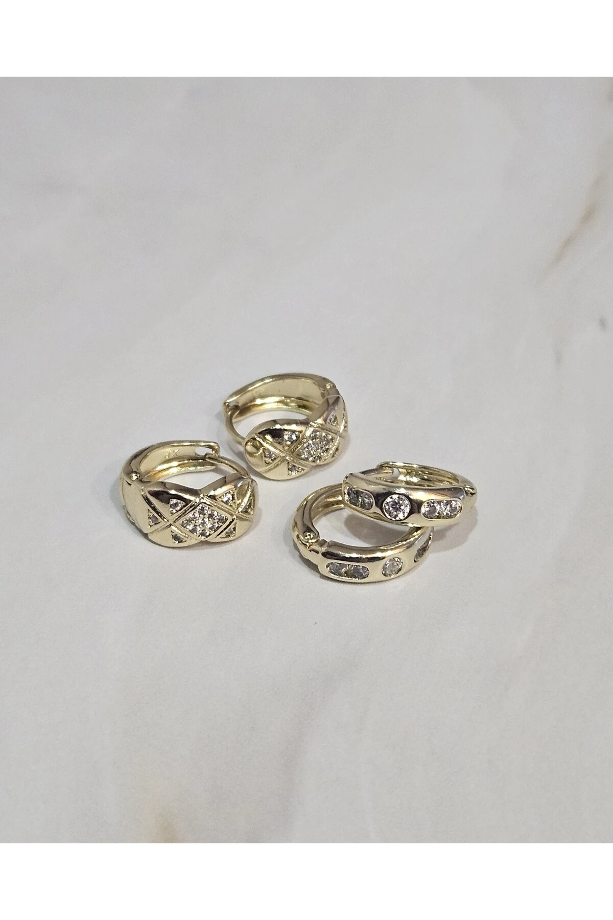 2’li Kararmayan Çelik Halka Küpe Seti – Altın Renk, Taş Detaylı