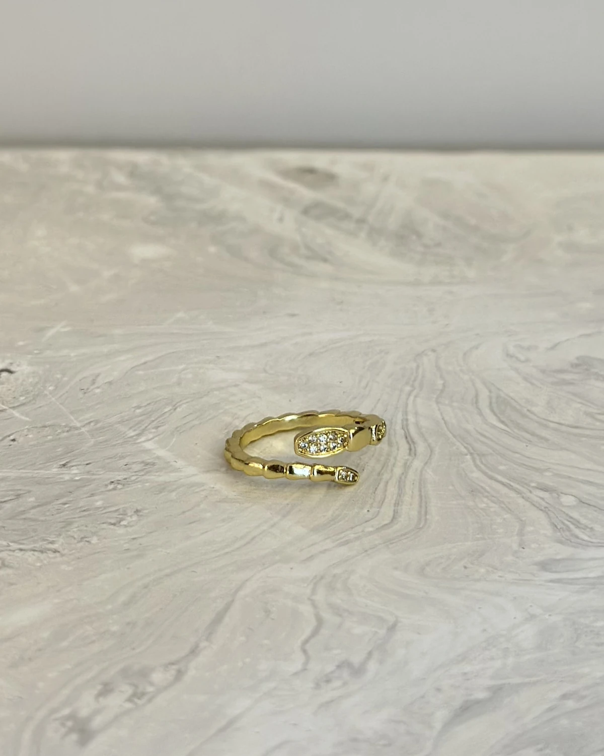 Serpent Shine – Ayarlanabilir Taş Detaylı Yılan Yüzük