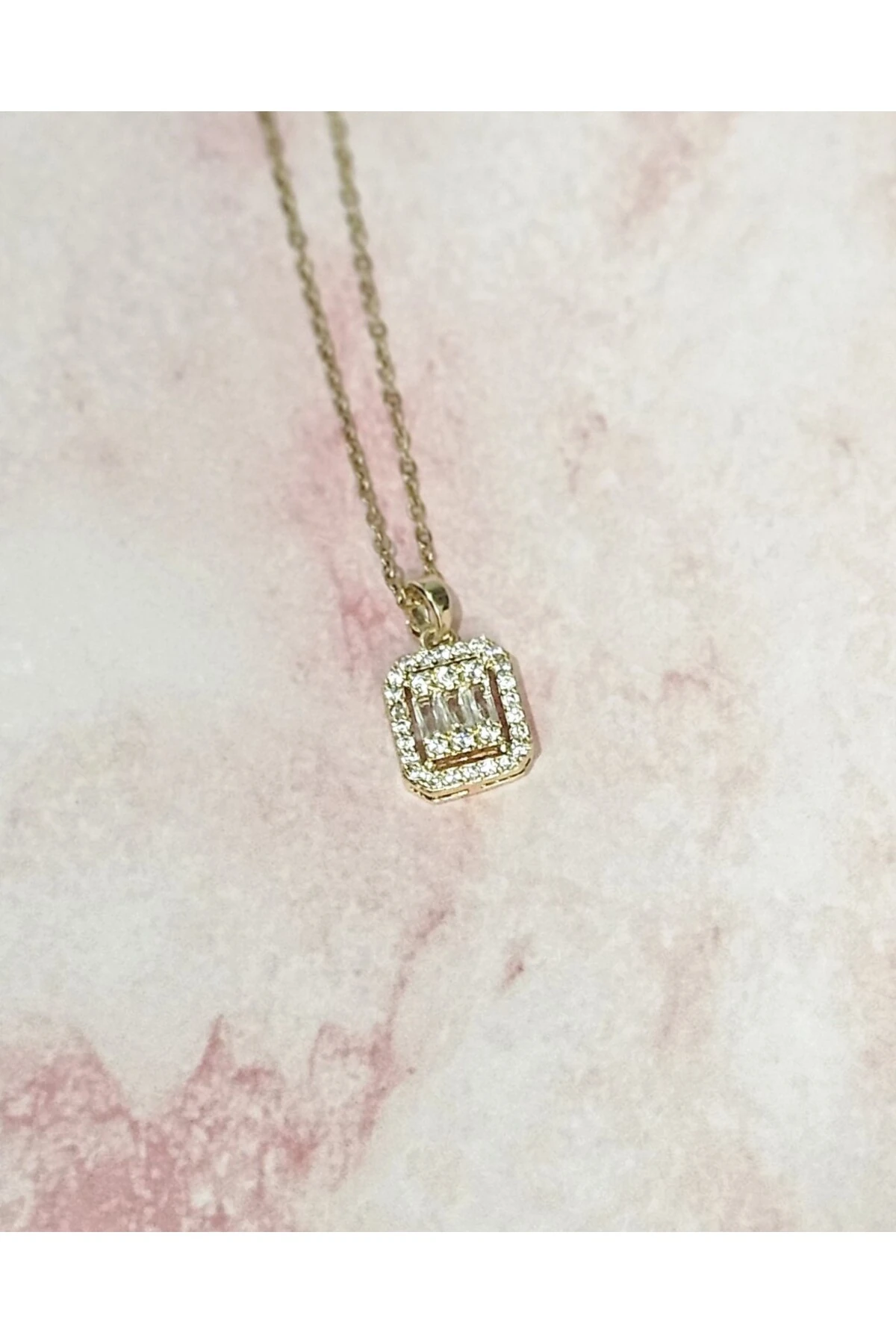 Baget Taşlı Kararmayan Çelik Kolye – Altın Renk Paslanmaz Çelik