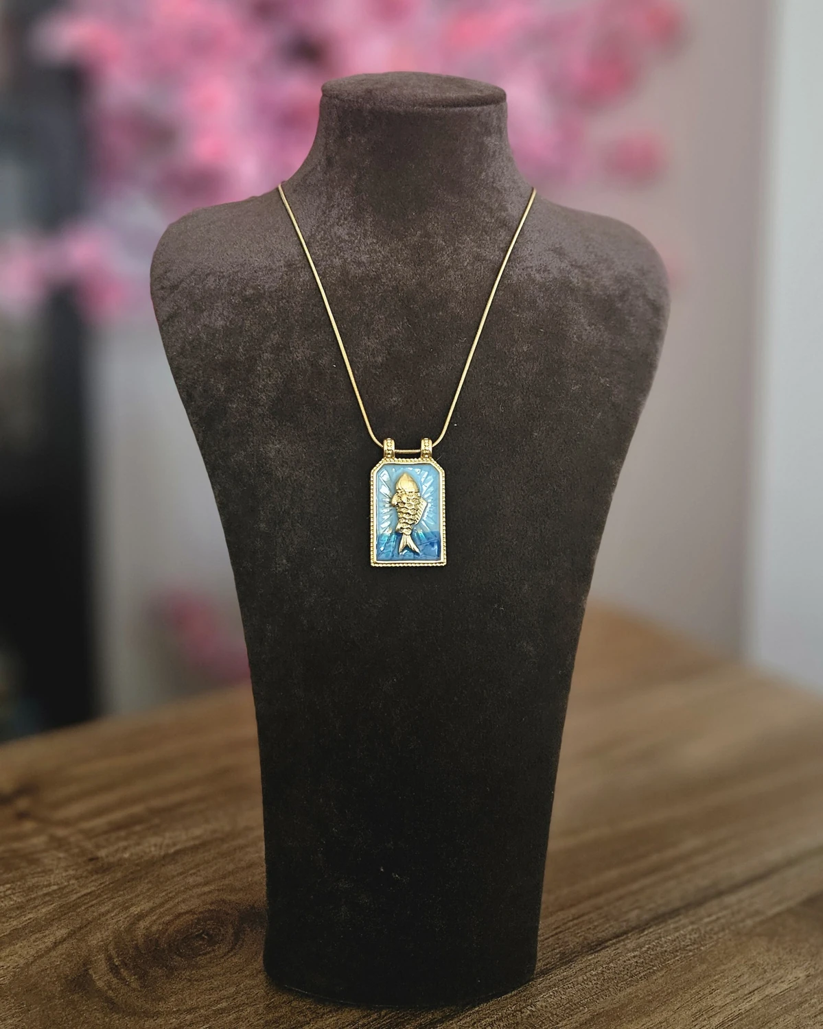 Ocean Whisper – Balık Motifli Dikdörtgen Kolye Altın Renginde