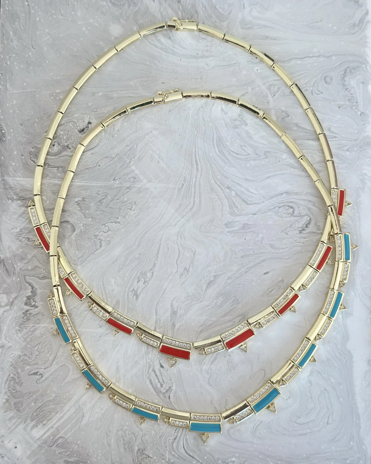 Azure Grace – Altın Renkli Dikdörtgen Taşlı Kolye