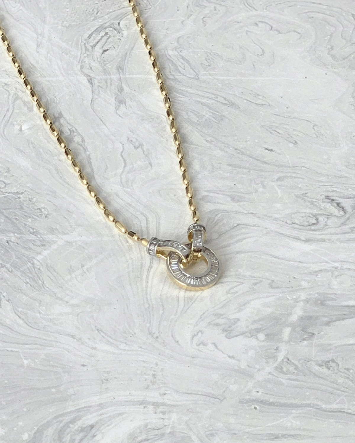 Eternal Loop – Taş Detaylı Halka Kolye