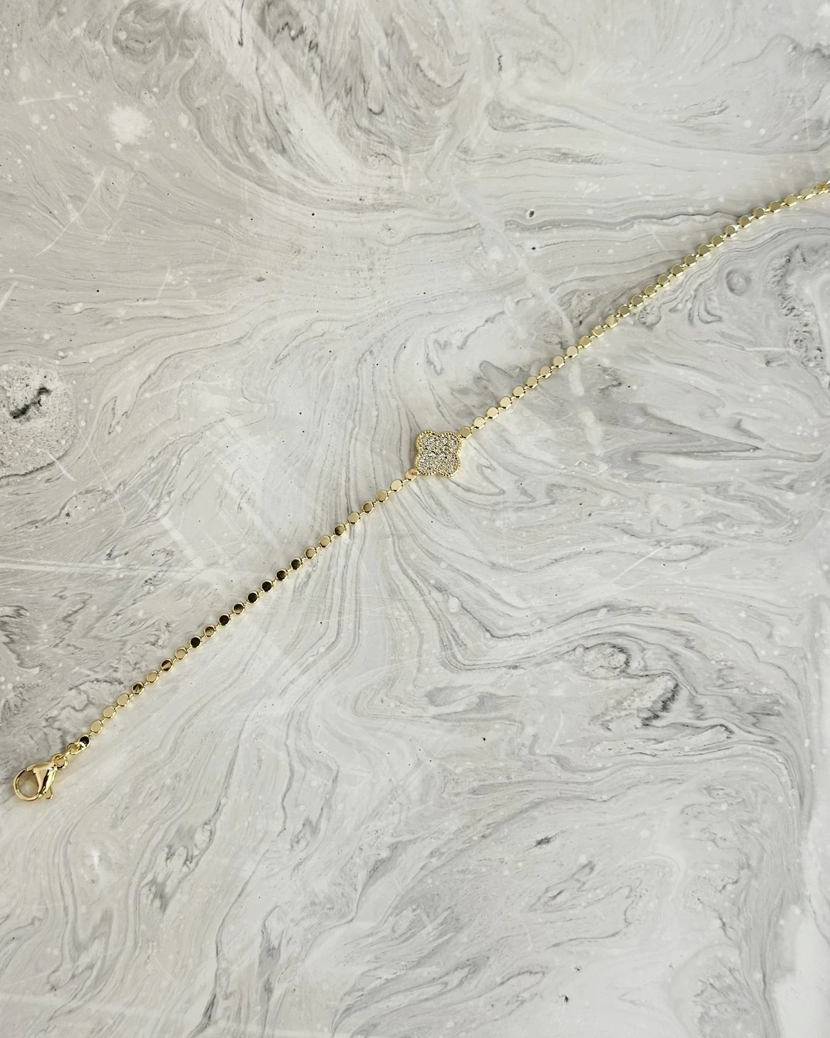 Crystal Clover – Gold Yonca Detaylı Bileklik