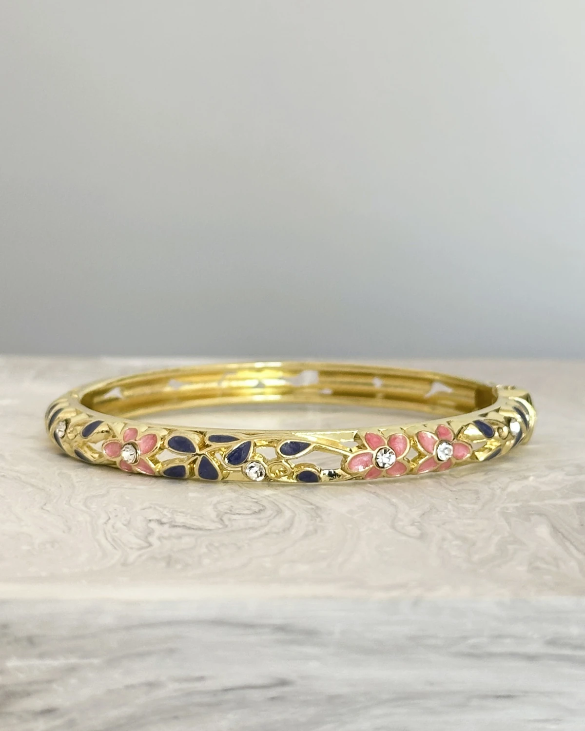 Midnight Bloom – Çiçek Motifli Kelepçe Bileklik